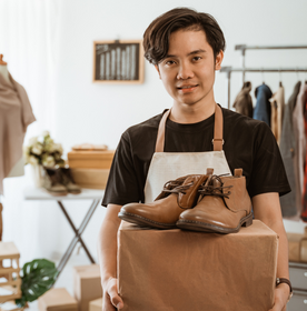 Tendances shopify 2024 les enjeux environnementaux, un commerçant montrant une paire de chaussure